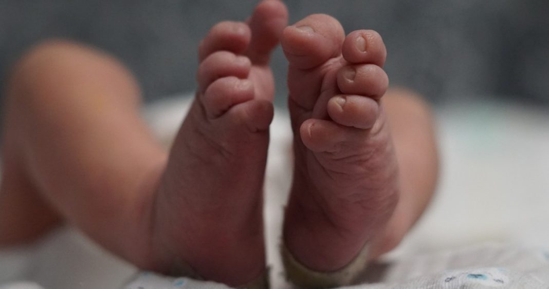 Bebé quemado y drogado: Madre y padrastro detenidos por violencia intrafamiliar