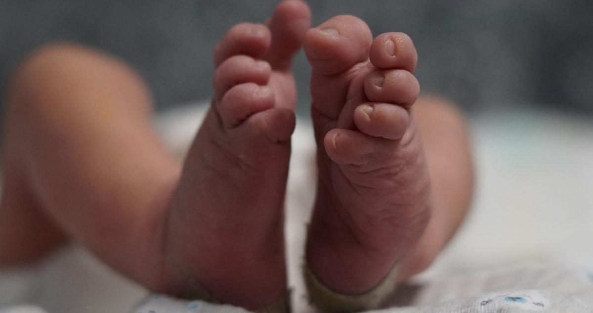 Bebé quemado y drogado: Madre y padrastro detenidos por violencia intrafamiliar