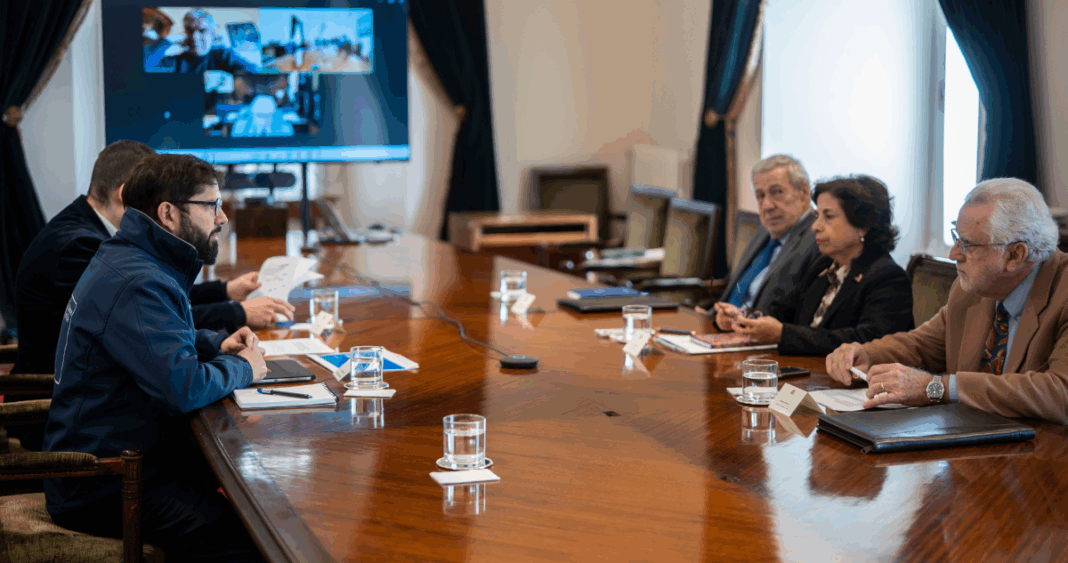 Boric Convoca a Expertos y Sector Privado para Enfrentar Aranceles al Cobre