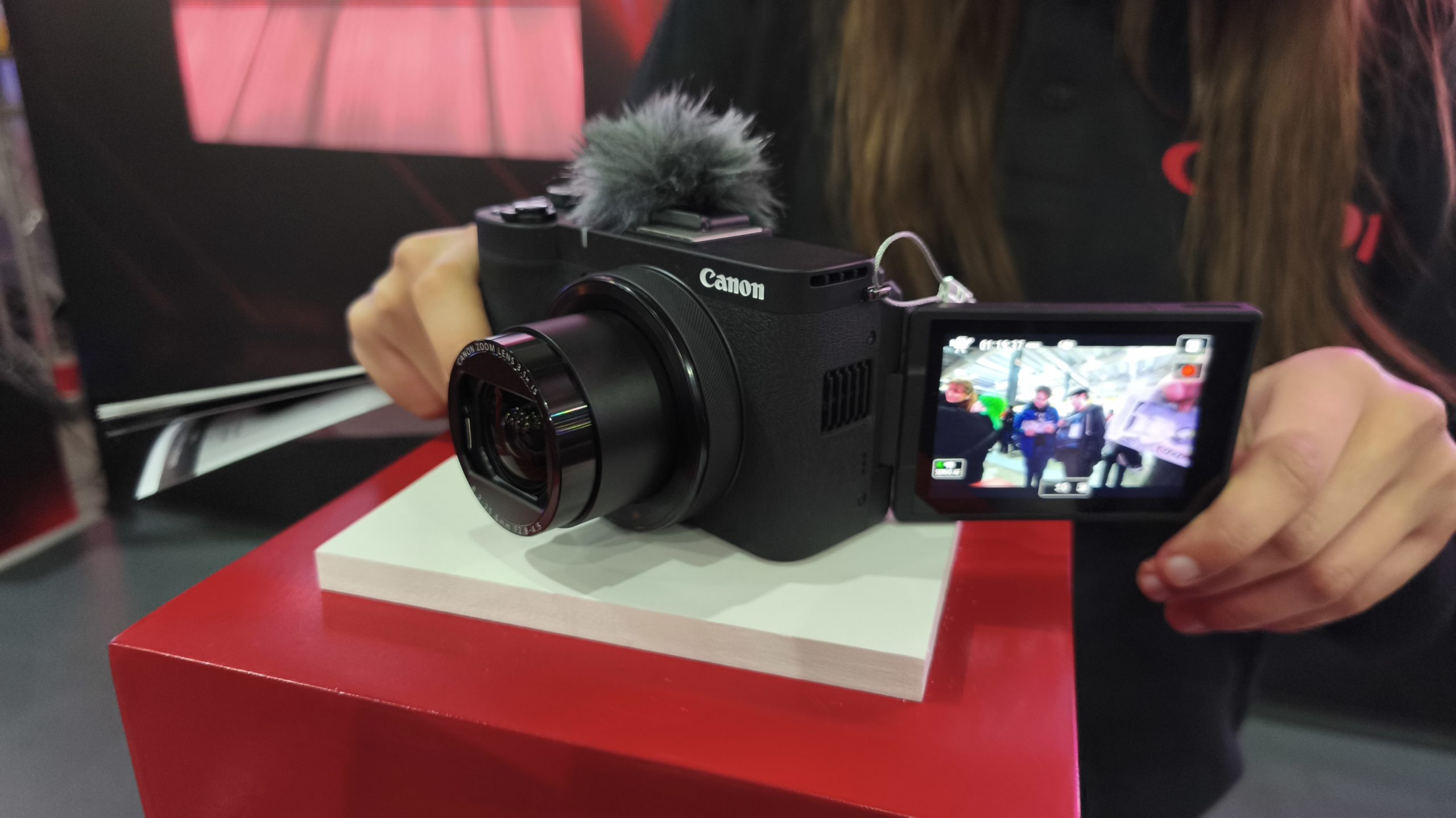 Cámaras Canon PowerShot V1 y EOS R50 V: Herramientas Versátiles para Creadores de Contenido