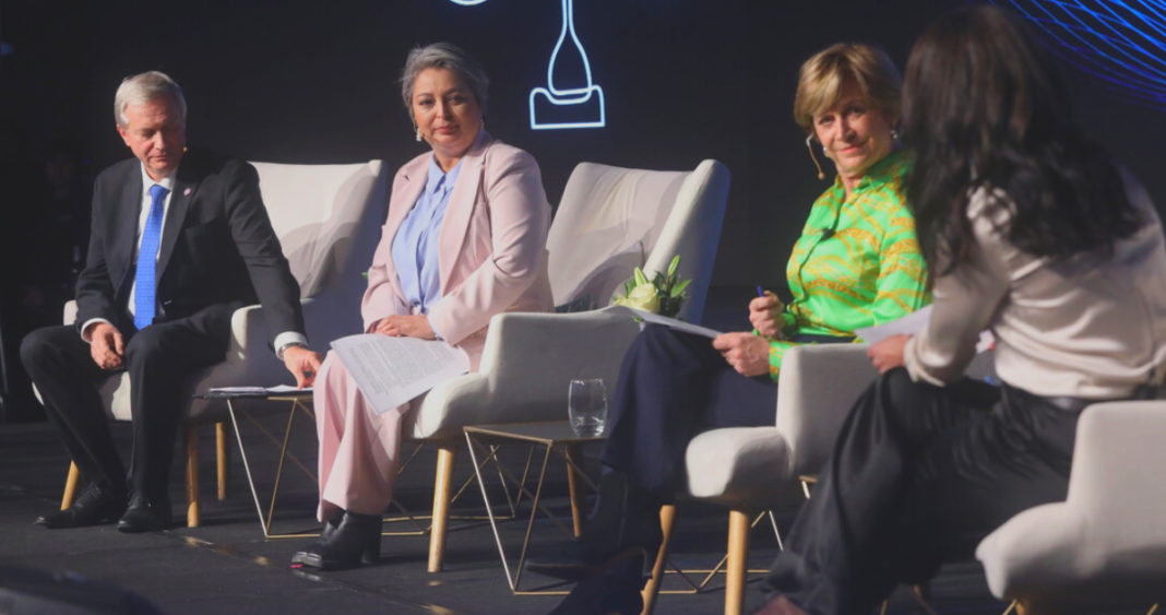 Candidatos Presidenciales Debaten Sobre Seguridad, Economía y Empleo en Encuentro de la Cámara de Comercio