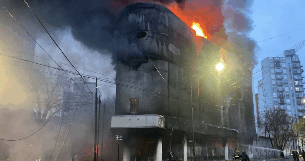 Caos en La Plata: Espectacular derrumbe de bodega de electrodomésticos tras incendio