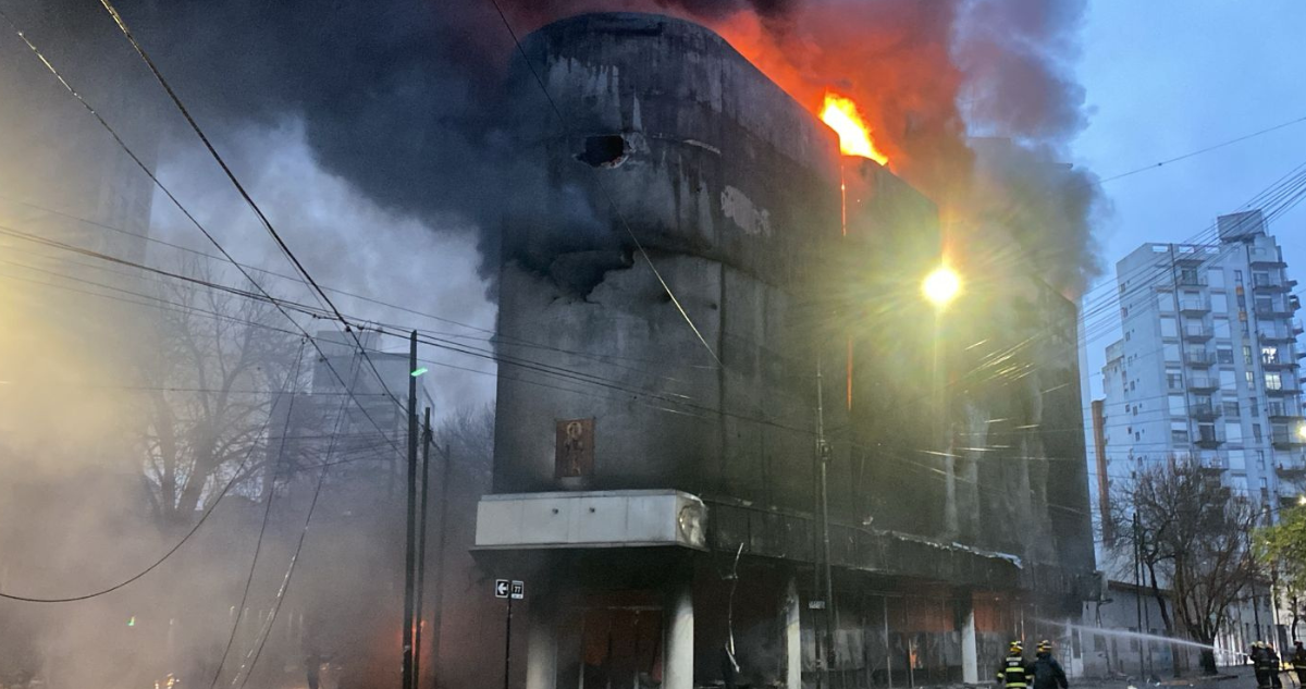 Caos en La Plata: Espectacular derrumbe de bodega de electrodomésticos tras incendio