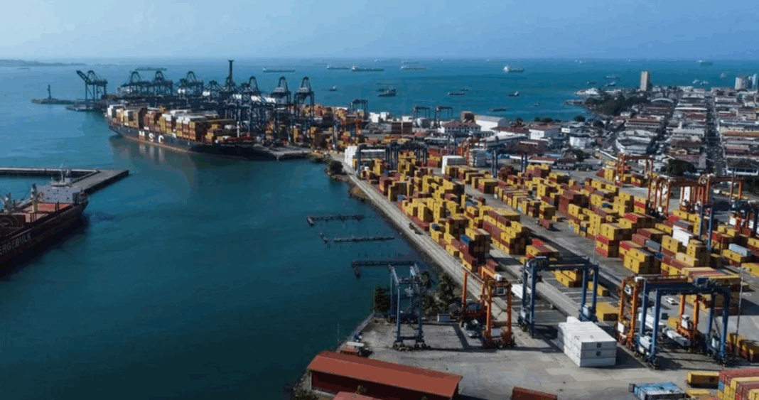 Cosco exige poder de veto en compra de puertos panameños por BlackRock