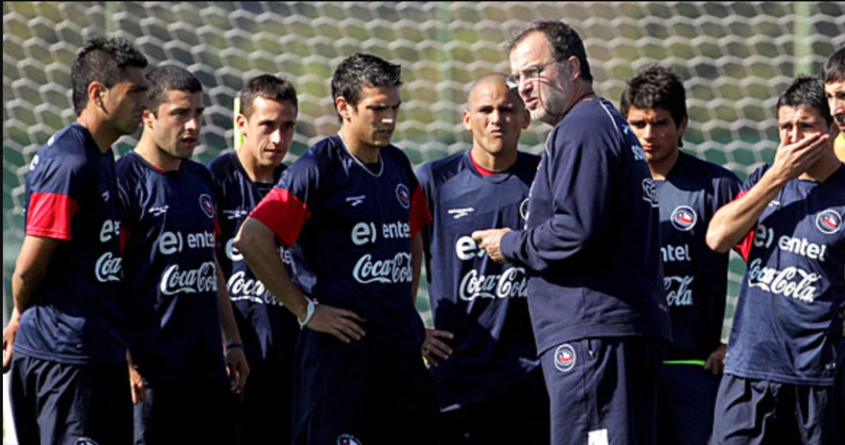 Cuando Bielsa se desnudó en el vestuario de La Roja: Una mirada a la intensidad del 'Loco'