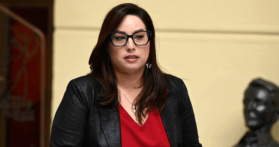 Diputada Arce Denuncia Discriminación de Género en Incidente con Subsecretario de Educación