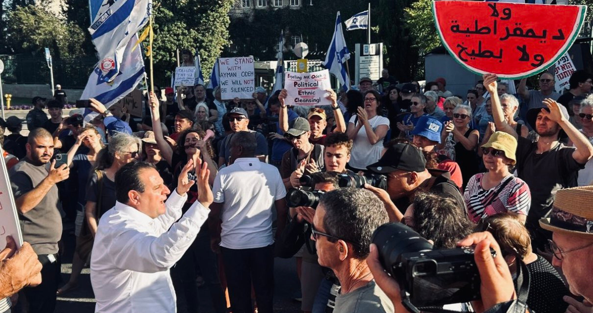 Diputado palestino-israelí sobrevive a intento de destitución: