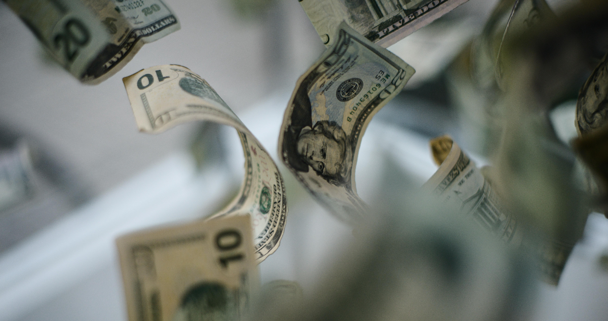 Dólar en Alza: Cómo la Tensión Comercial Impulsa su Fortalecimiento Global