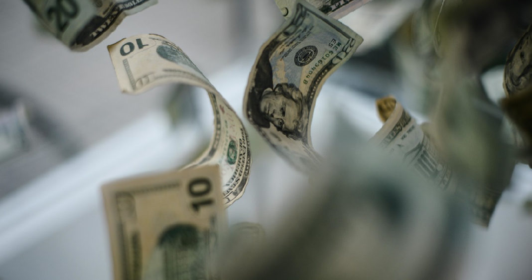 Dólar en Caída Libre: Peor Semestre en 50 Años