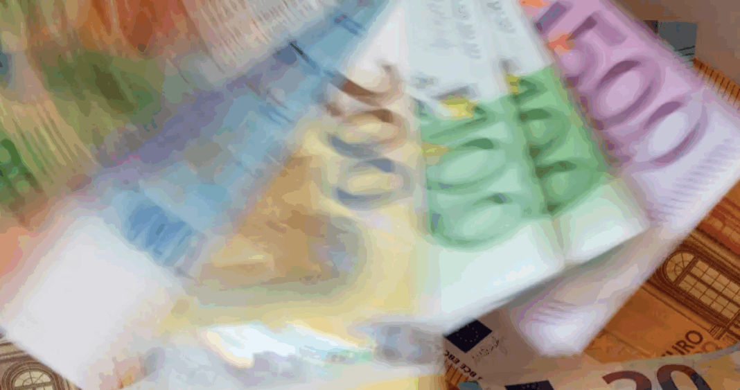 Dólar se fortalece frente al euro tras sólidos datos de empleo en EEUU