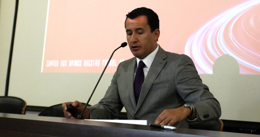 Enrique Osses, el árbitro chileno que lidera la Comisión de Árbitros de Costa Rica y podría asumir el arbitraje del fútbol español