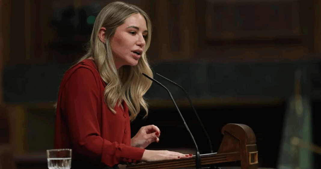 Escándalo en España: Diputada del PP renuncia tras mentir en su currículum