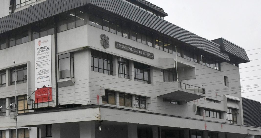 Escándalo en Valdivia: Más de 120 funcionarios municipales viajaron al extranjero con licencia médica