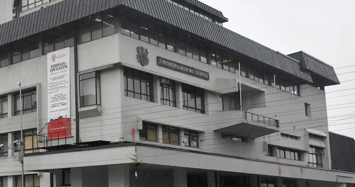 Escándalo en Valdivia: Más de 120 funcionarios municipales viajaron al extranjero con licencia médica