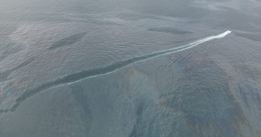 Expertos Analizan Misterioso Derrame en Bahía de Valparaíso: Riesgos Ocultos y Consecuencias Potenciales
