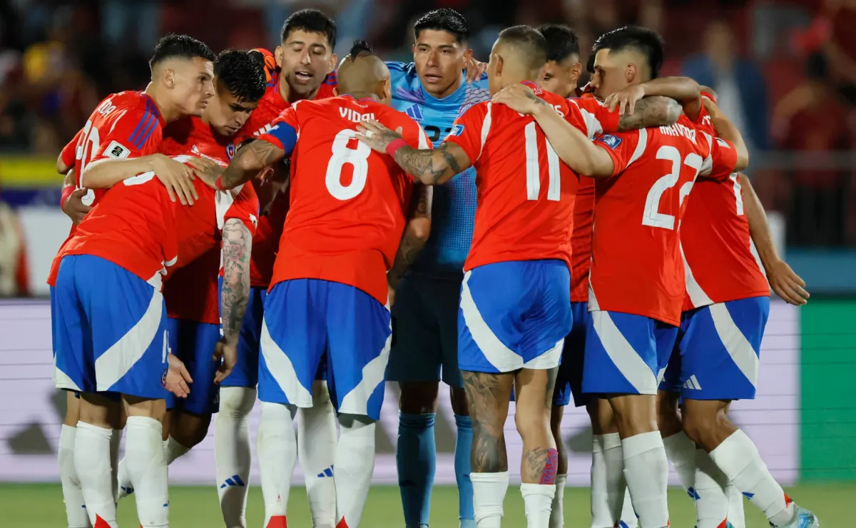 Futbolista Chileno Anuncia Embarazo de su Esposa: Una Alegría Esperada