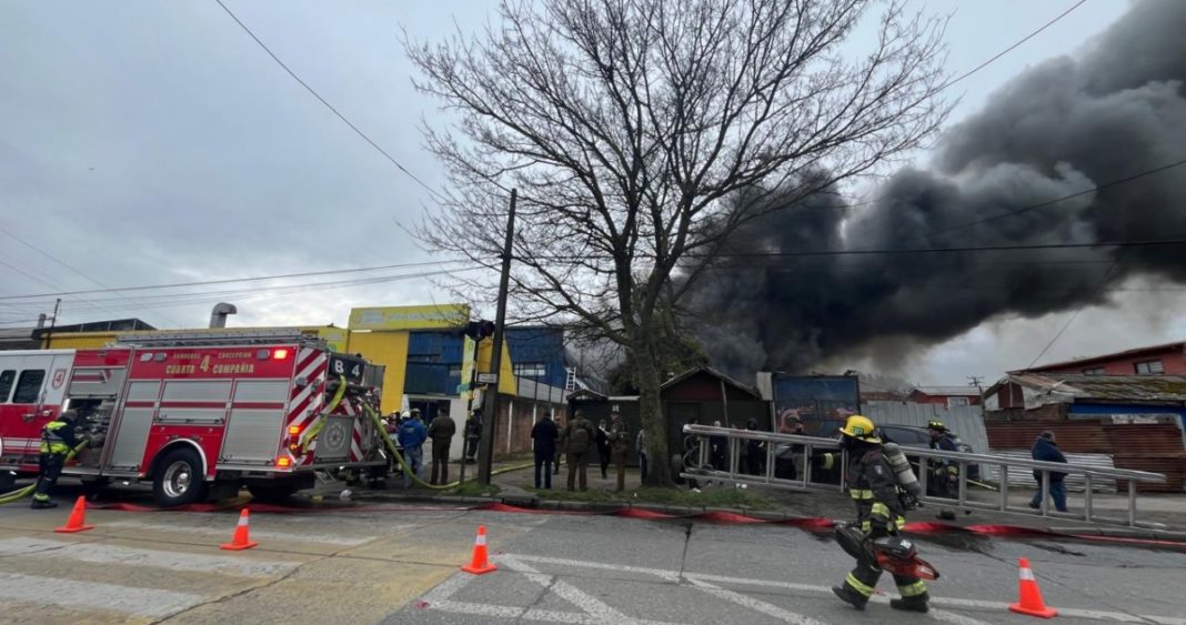 Incendio Devasta Bodega de Ropa Usada en Concepción: Autoridades Ordenan Evacuación Preventiva