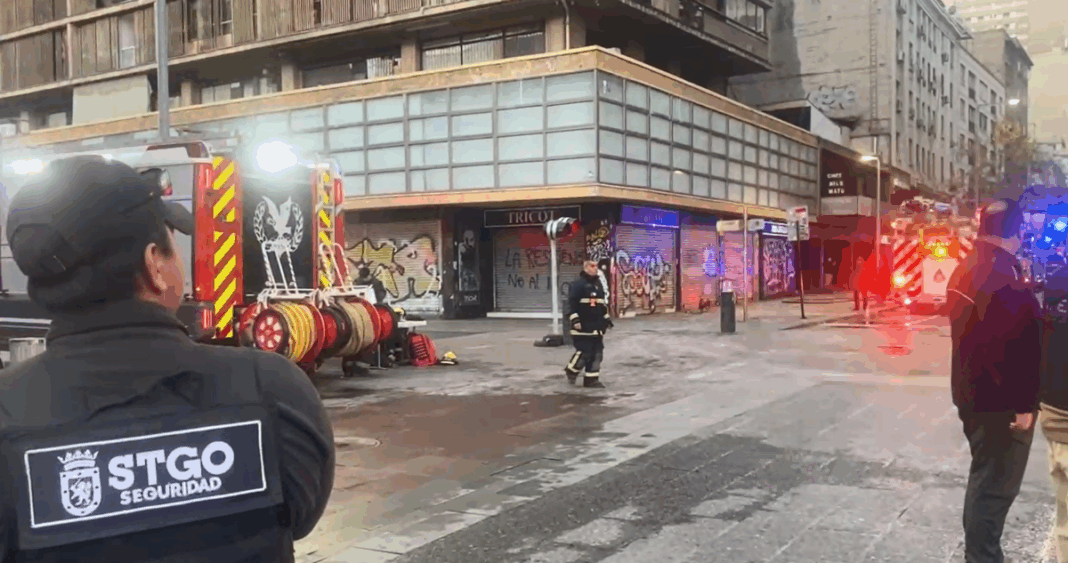 Incendio en el Centro de Santiago: Autoridades Cierran Edificio y Cortan Calle Monjitas