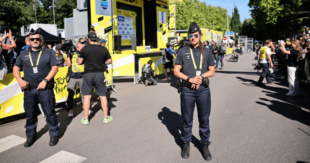 Incidente Violento en el Tour de Francia: Atacante Detenido Tras Herir a Policía
