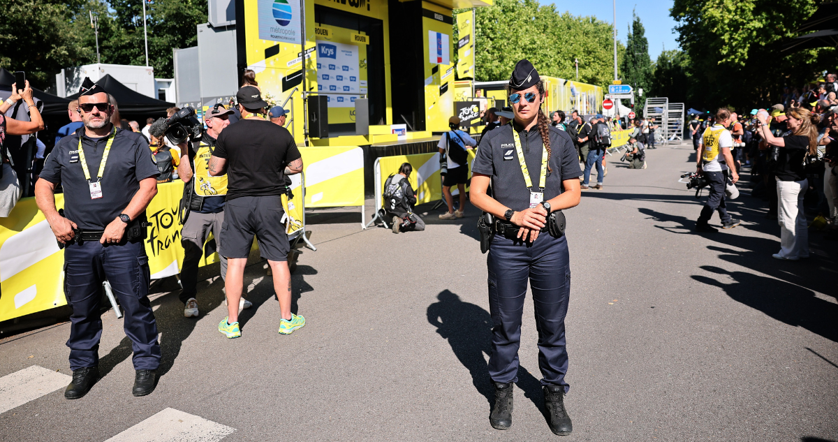 Incidente Violento en el Tour de Francia: Atacante Detenido Tras Herir a Policía
