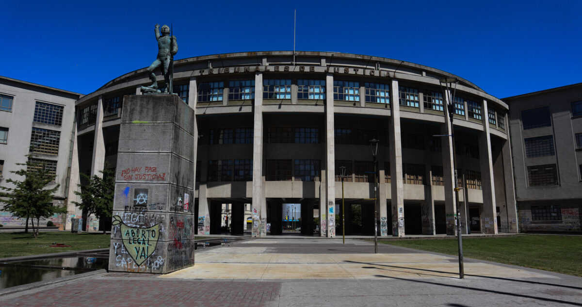 Joven baleado frente a Tribunales de Concepción: Cuatro sospechosos huyen del lugar