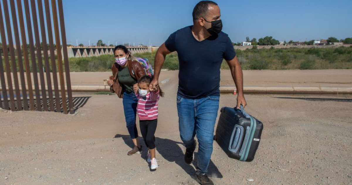 Migrantes Latinoamericanos Enfrentan Deportación Masiva y Retorno Forzado a Países en Crisis