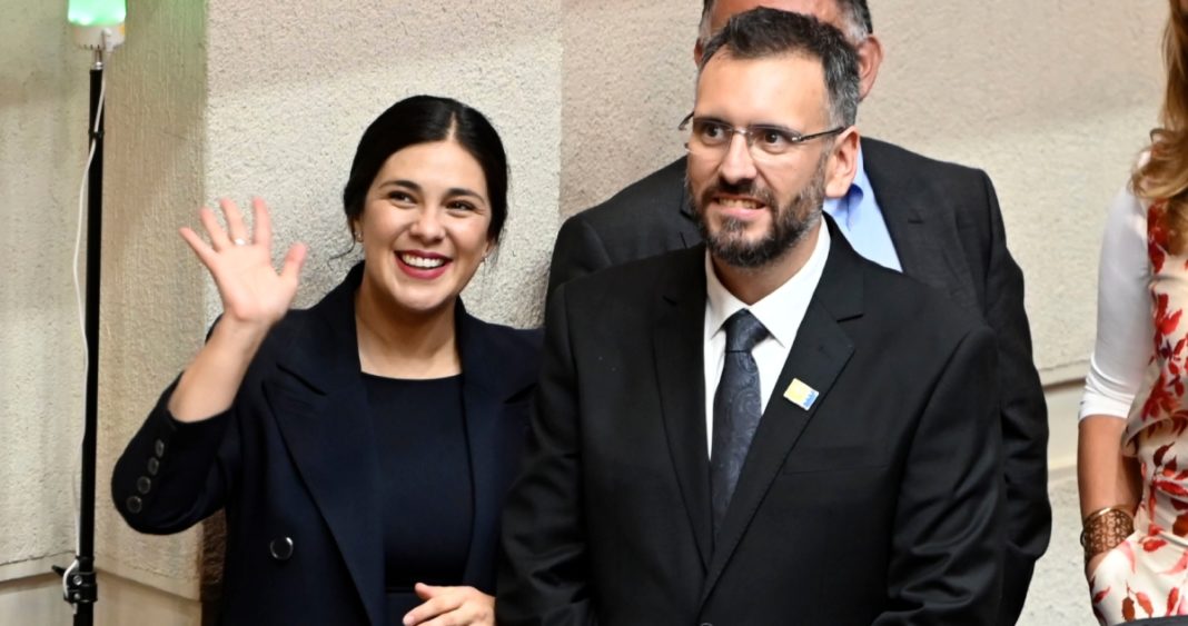 Pareja de legisladores se enfrenta en histórica disputa por escaño senatorial