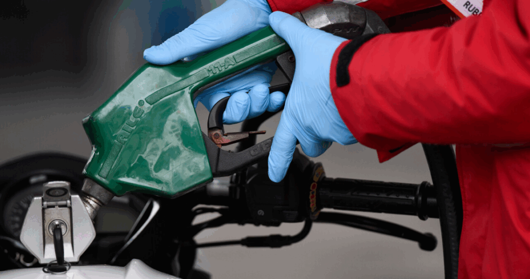 Precios de Combustibles en Chile: Bencinas Bajan, Diésel Sube