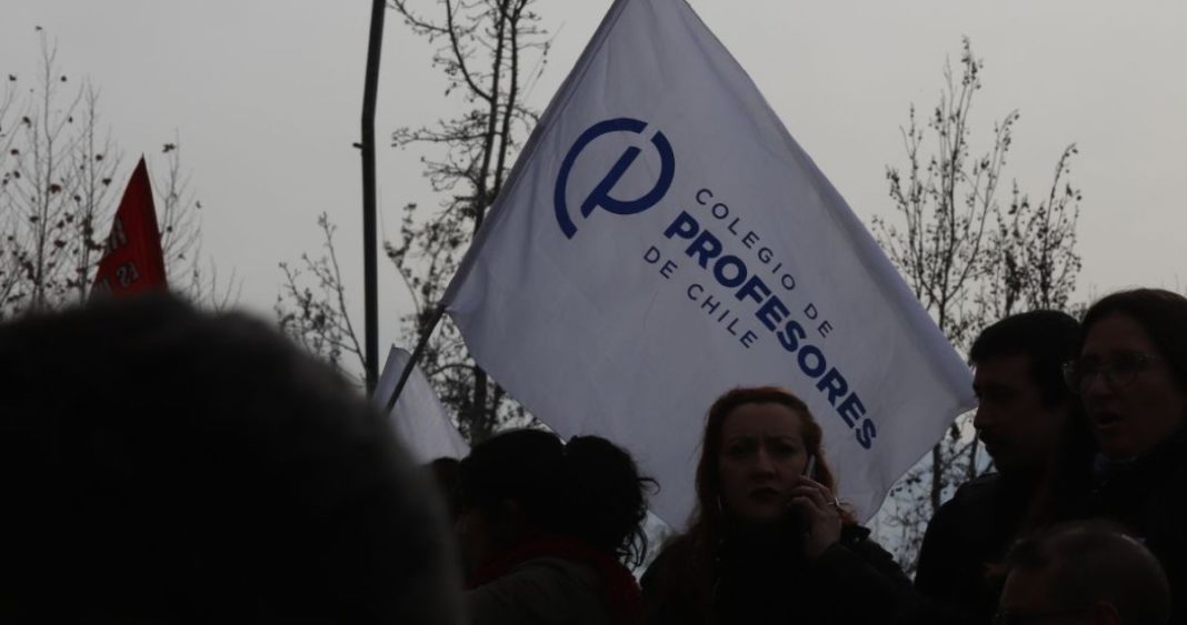 Profesores de Los Ríos Denuncian 'Atentado a la Libertad Sindical' por Descuentos de Contraloría