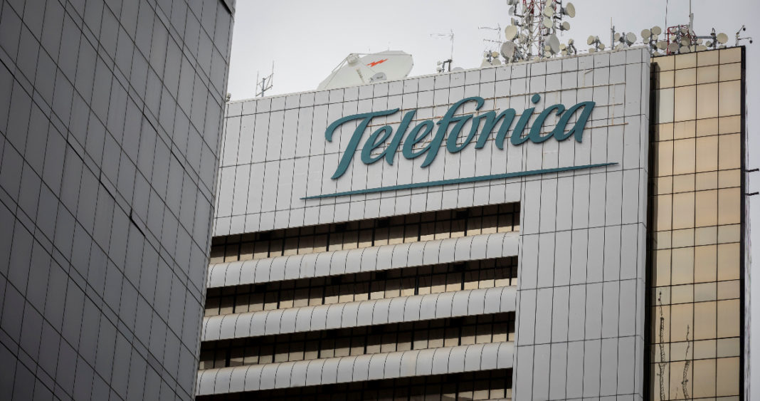Telefónica Enfrenta Pérdidas Millonarias: Venta de Activos en Argentina y Perú Impacta Resultados