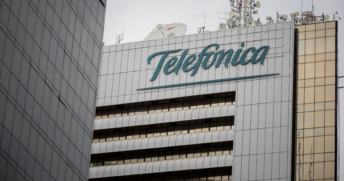 Telefónica Enfrenta Pérdidas Millonarias: Venta de Activos en Argentina y Perú Impacta Resultados