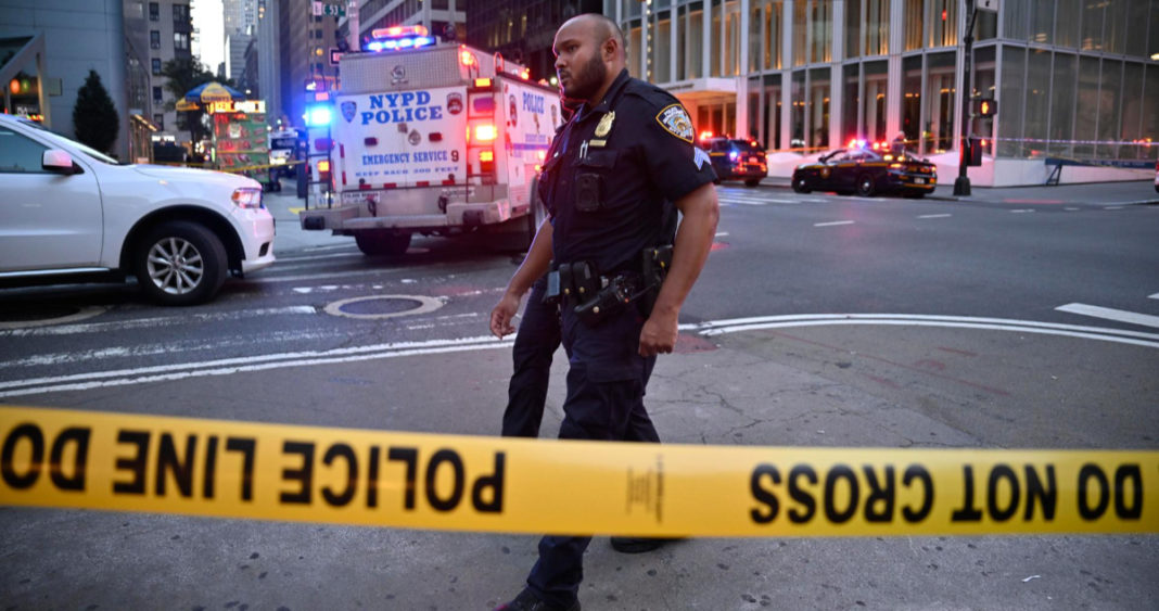 Tiroteo Mortal en Edificio de Nueva York: Oficial de Policía Fallece en Ataque de Hombre Armado