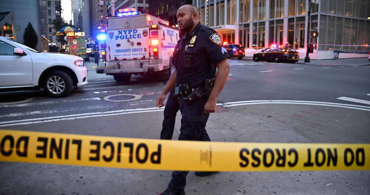 Tiroteo Mortal en Edificio de Nueva York: Oficial de Policía Fallece en Ataque de Hombre Armado