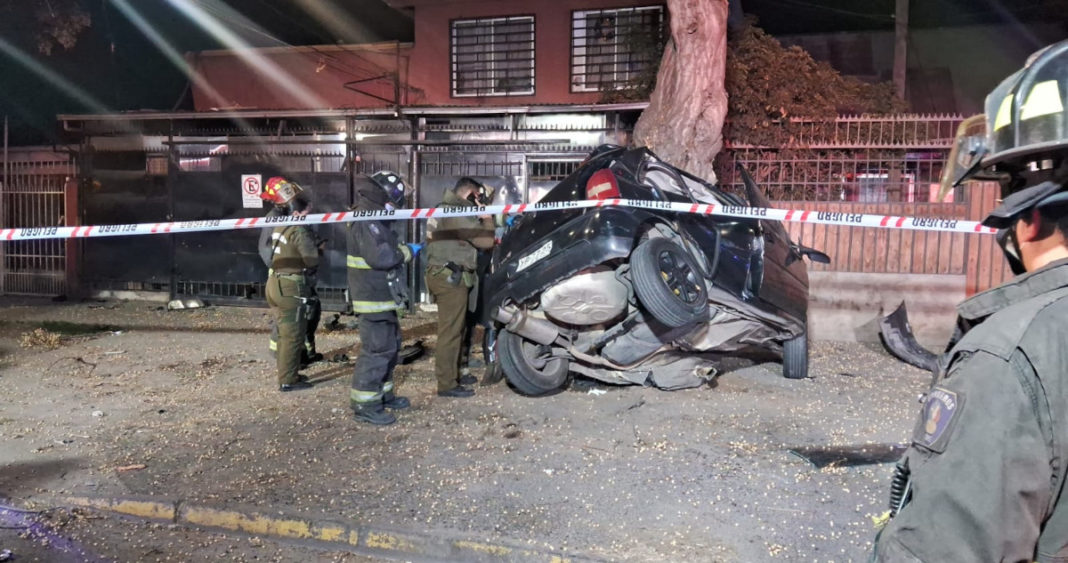 Trágico Accidente en Quinta Normal: Joven Pierde la Vida al Chocar Violentamente Contra un Árbol
