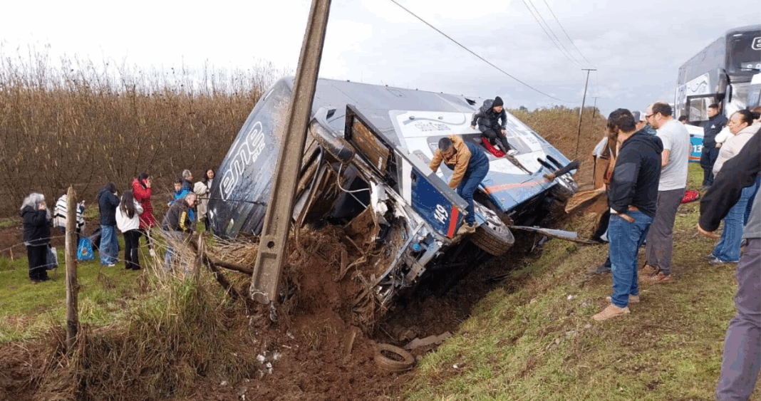 Trágico accidente en Ruta 5 Sur: Al menos una víctima fatal deja volcamiento de bus de dos pisos