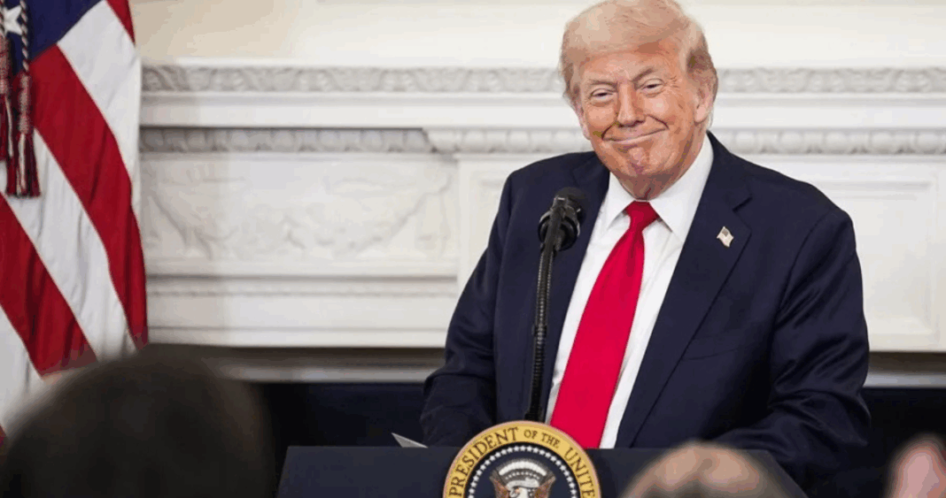 Trump Celebra Recorte de $9,000 Millones en Ayuda Exterior y Medios Públicos