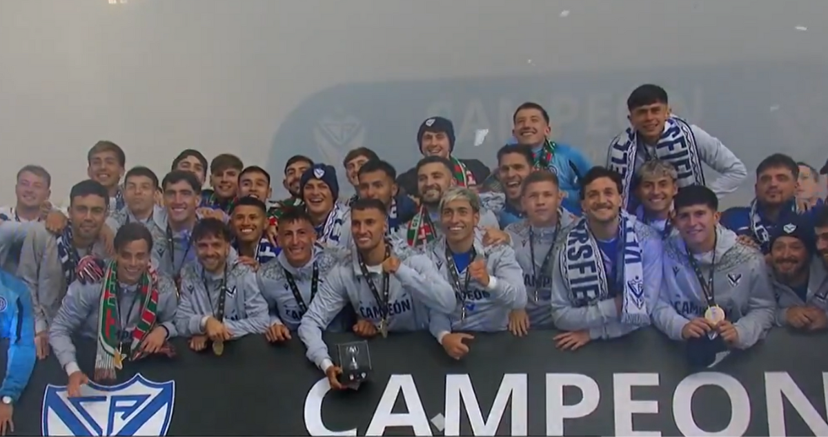 Vélez Sarsfield Triunfa en la Supercopa Internacional Pese a la Densa Niebla