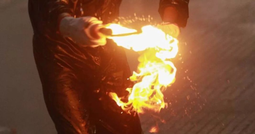 Violentos Disturbios en Meiggs: Detienen a Sujeto por Lanzar Cócteles Molotov Tras Desalojo de Vendedores Informales