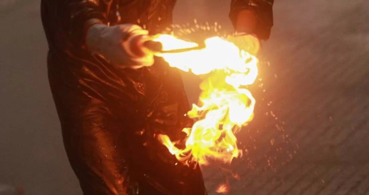 Violentos Disturbios en Meiggs: Detienen a Sujeto por Lanzar Cócteles Molotov Tras Desalojo de Vendedores Informales