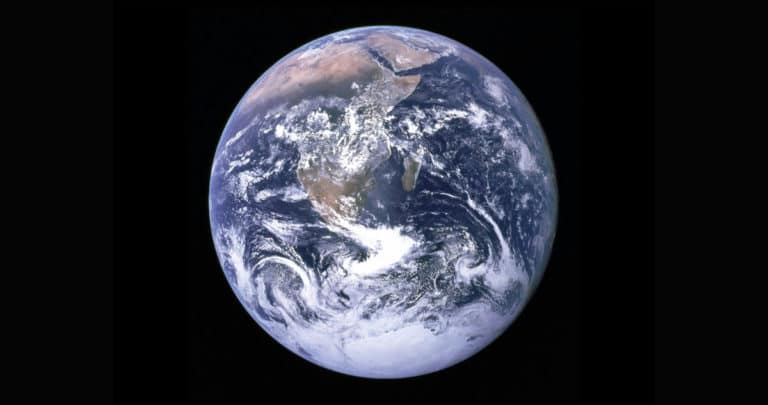 ¿Cómo la Tierra acelera y desacelera su rotación y cómo esto impacta al tiempo?