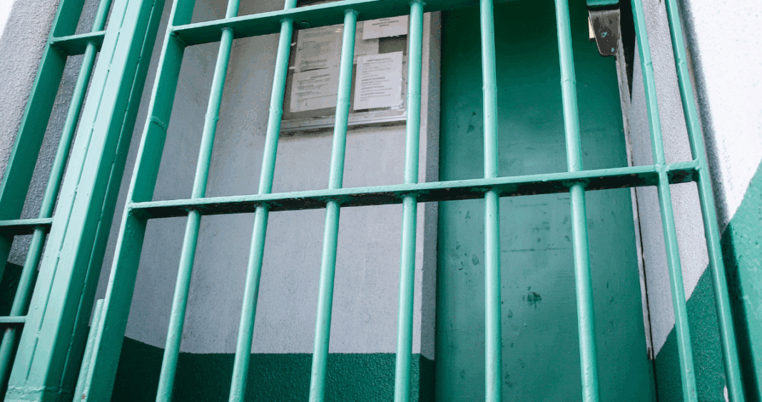 Abogado condenado a 4 años de cárcel por apropiarse de dinero de clientes