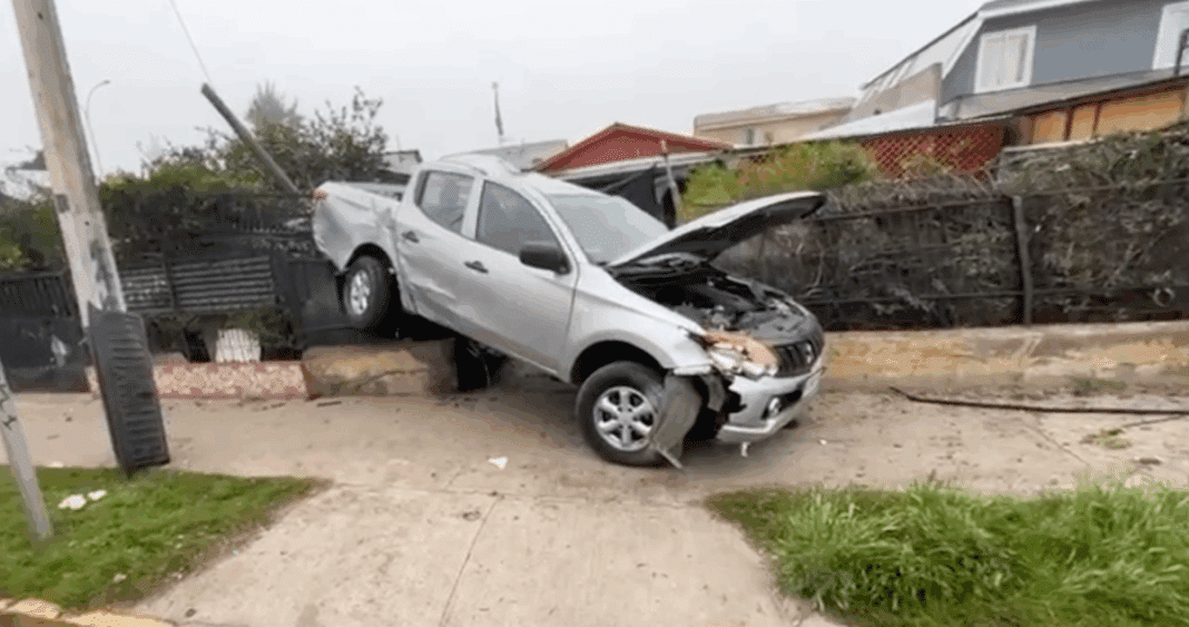 Accidente Vial en Renca: Vehículo Termina Sobre Reja de Casa Tras Colisión Múltiple