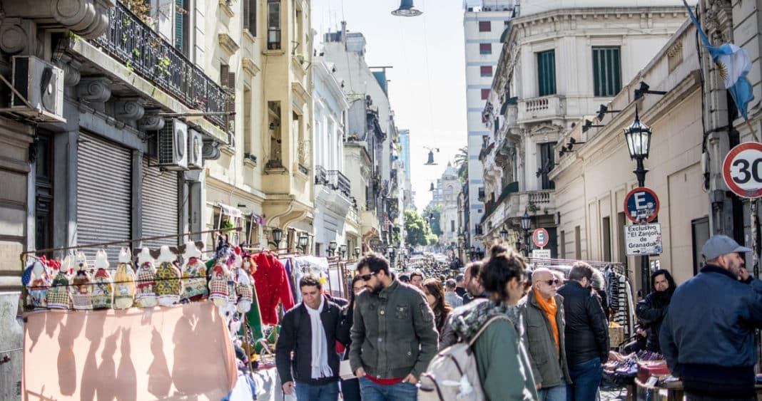 Actividad Económica Argentina: Caída Mensual, Pero Recuperación Interanual Alentadora