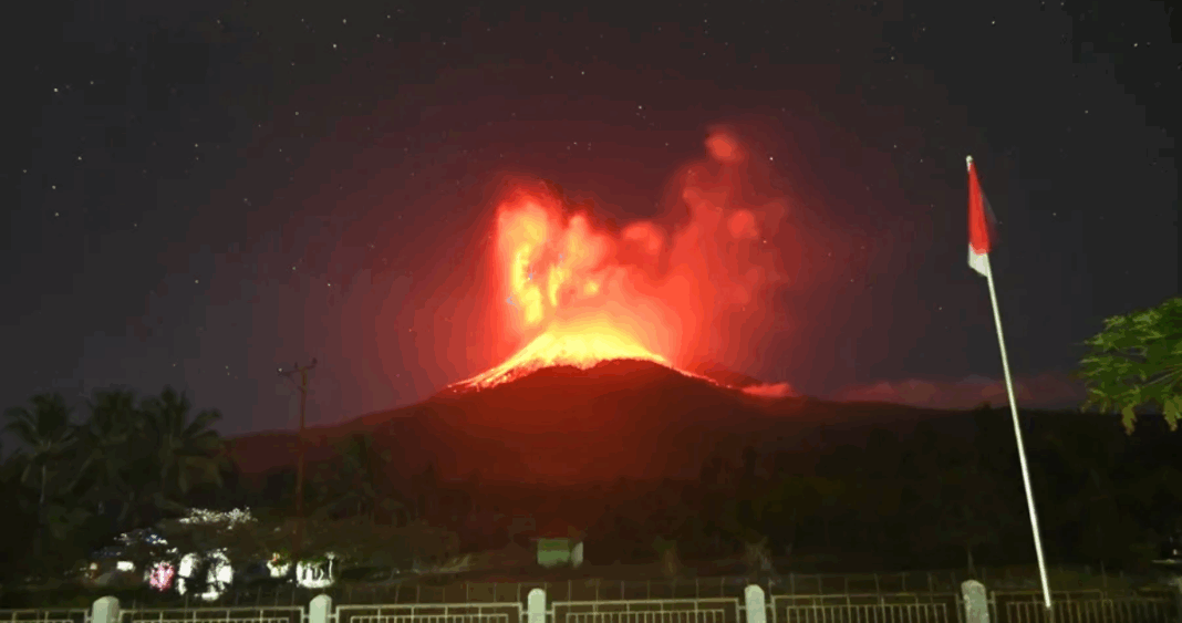 Alerta máxima en Indonesia por la espectacular erupción del volcán Lewotobi