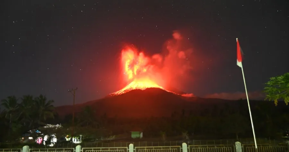 Alerta máxima en Indonesia por la espectacular erupción del volcán Lewotobi