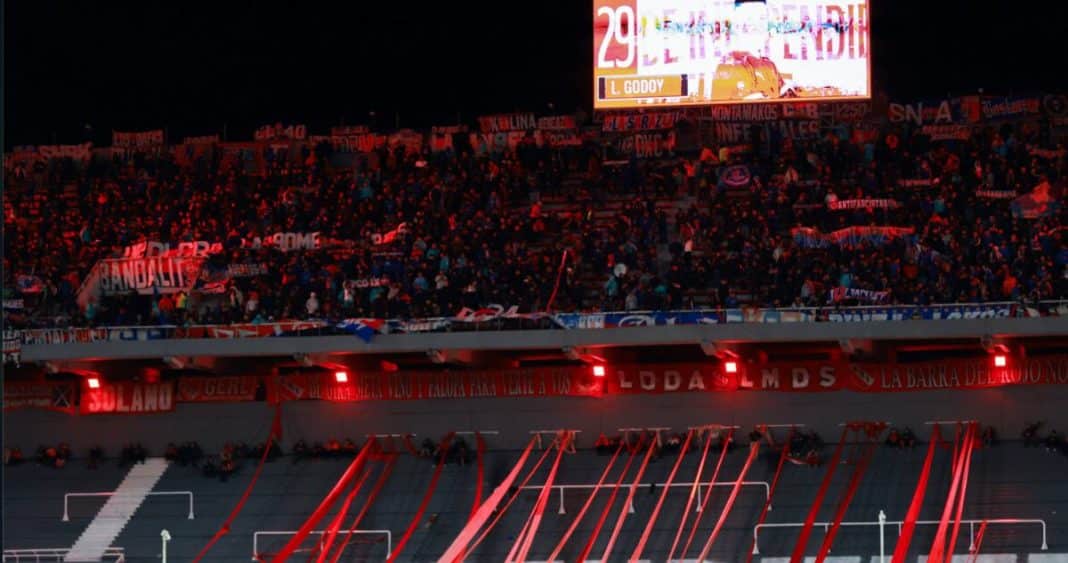 Caos en Avellaneda: Hinchas de La U provocan disturbios violentos en partido de Copa Sudamericana