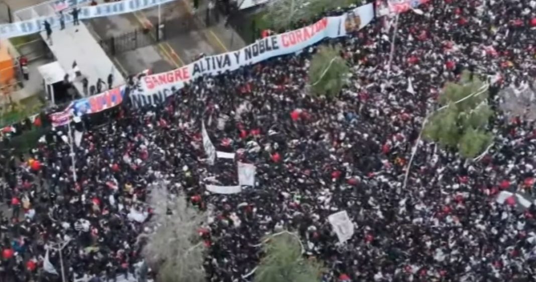 Caos en las calles: Hinchas de Colo Colo desafían las normas en multitudinario arengazo