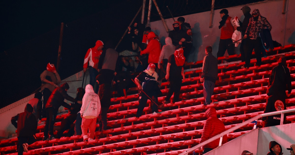 Denuncian Emboscada y Encubrimiento Policial en Incidentes de Hinchas de La U en Avellaneda
