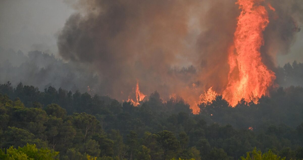 Wildfire rages in southern France Devastador Incendio en Francia: 16.000 Hectáreas Arrasadas y Una Víctima Mortal