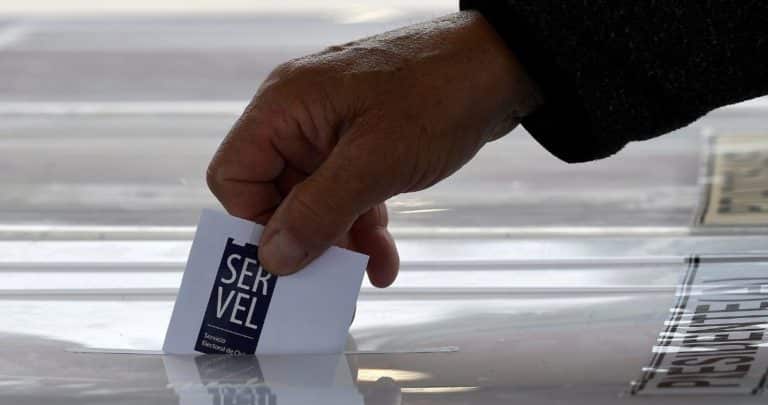 Encuesta Revela: 68% de Chilenos Rechazan Voto Obligatorio para Extranjeros